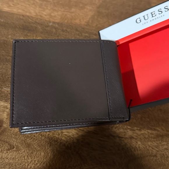 NWT! Guess men’s wallet in rich dark brown - Picture 12 of 12
